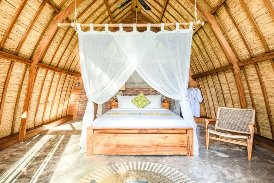 sidemen-airbnb-villa-uma-dewi-sri-bedroom-bed-and-arched-roof