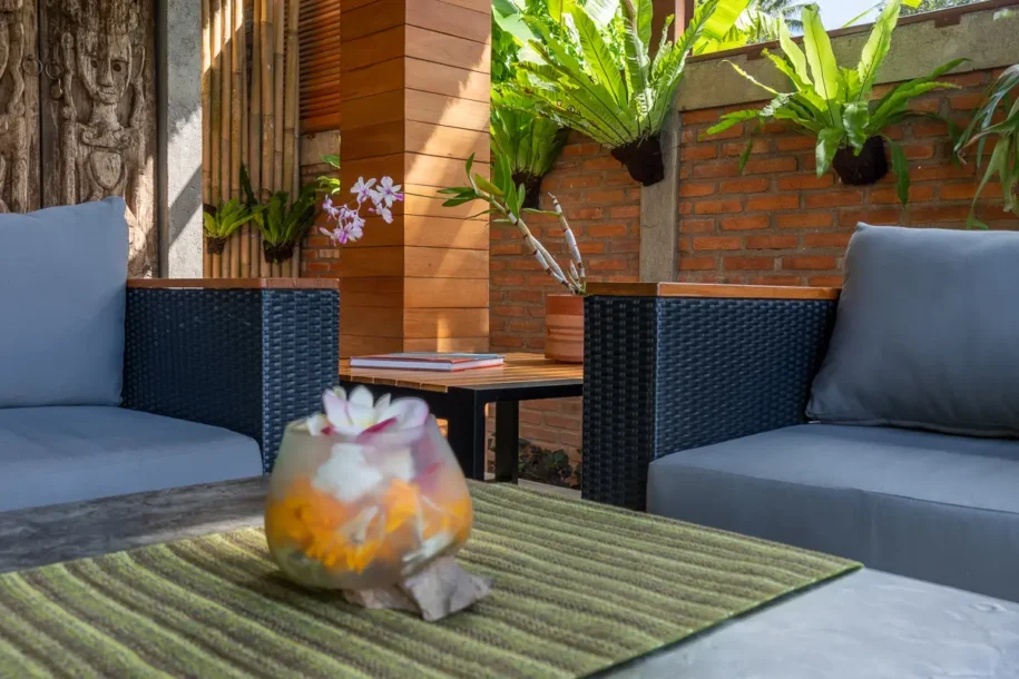 sidemen-airbnb-villa-uma-dewi-sri-open-living-room-table-detail
